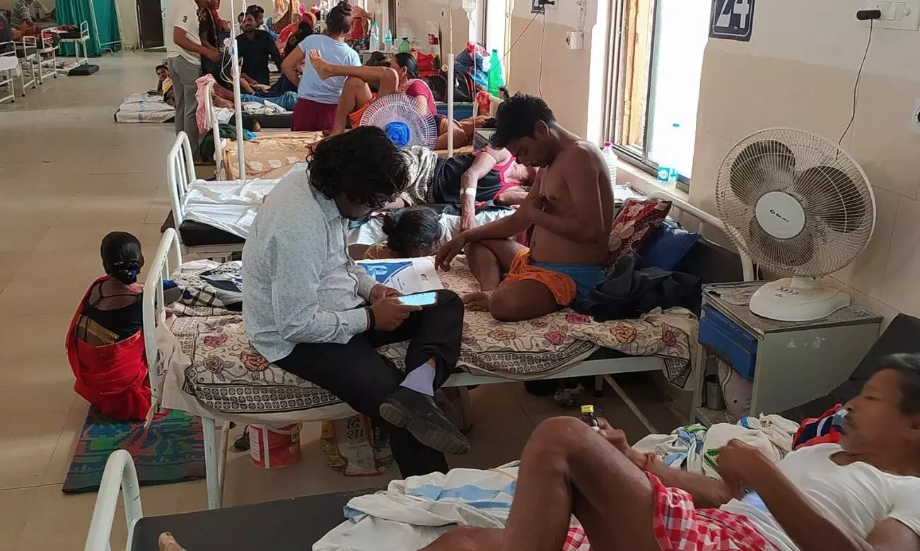 44 डिग्री तापमान के बीच उबल रहे अस्पताल के मरीज 44 डिग्री तापमान के बीच उबल रहे अस्पताल के मरीज
