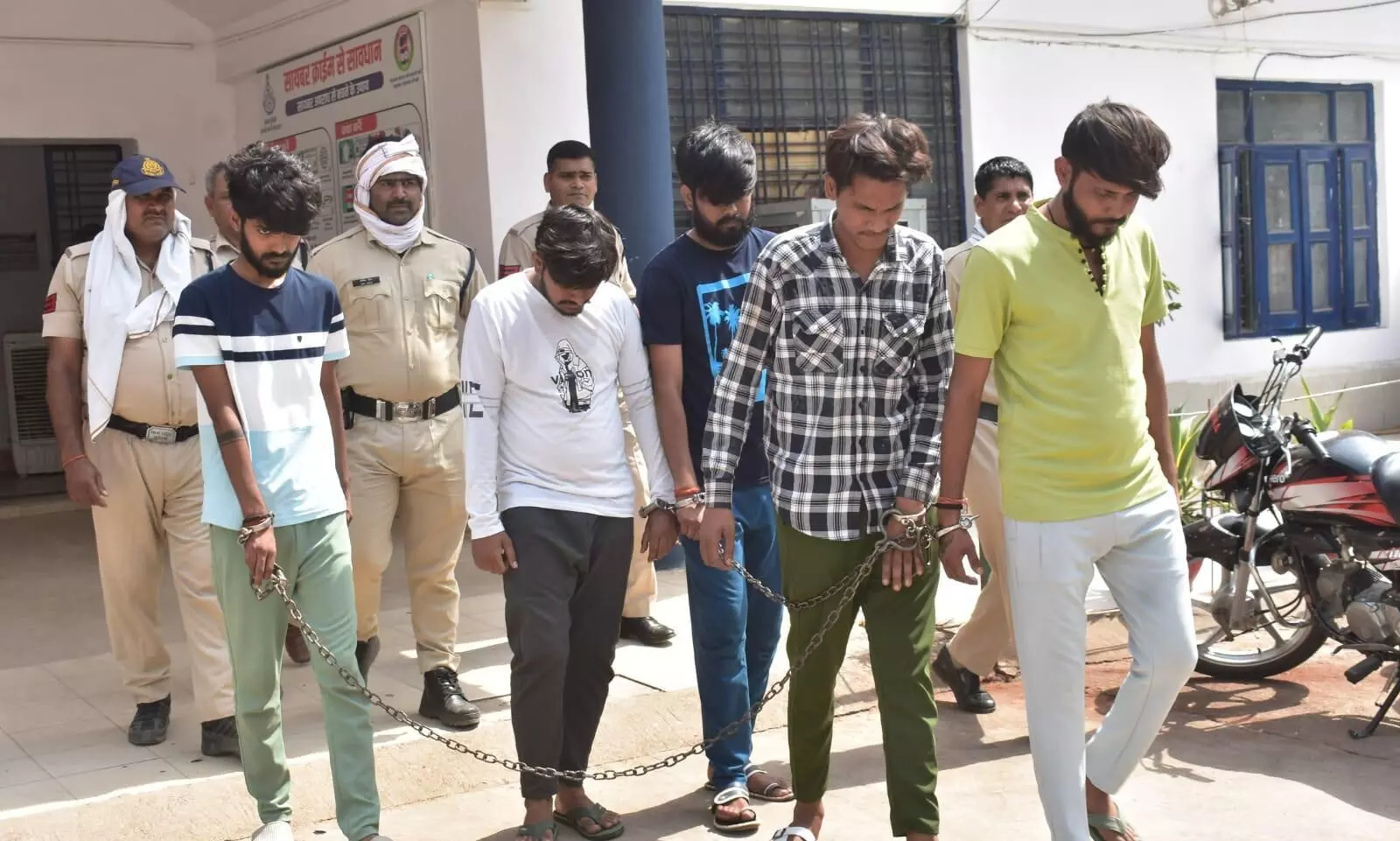 शहर में दबदबा बनाने बदमाशों ने की ताबड़तोड़ फायरिंग शहर में दबदबा बनाने बदमाशों ने की ताबड़तोड़ फायरिंग