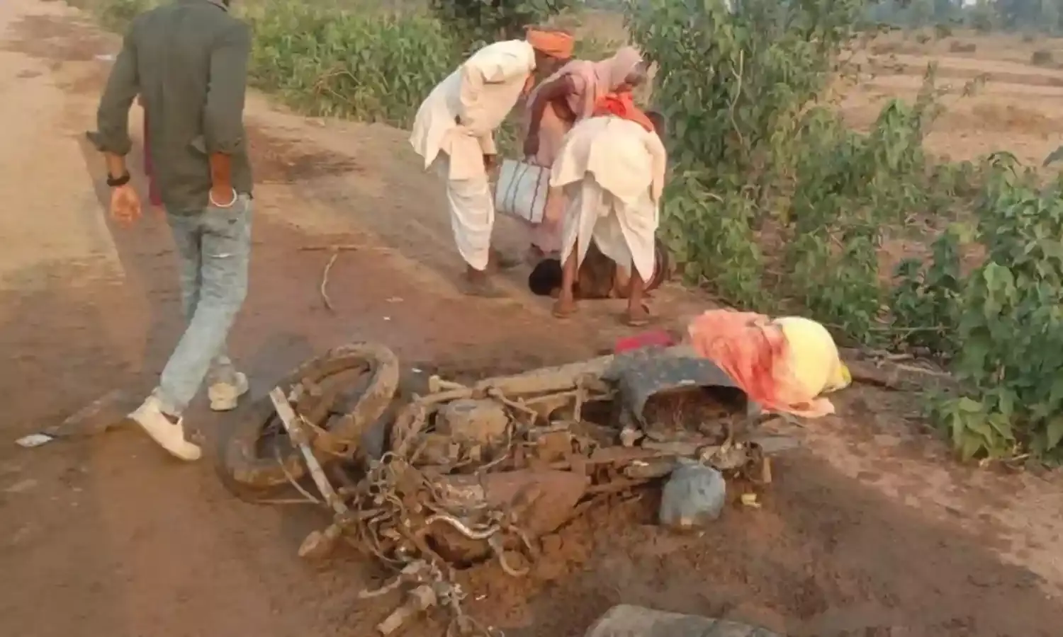 रेत लेने जा रहे हाइवा ने बाइक को मारी ठोकर, युवक की मौत, बहन गंभीर, बहन का इलाज कराने जा रहा था युवक, आक्रोशित लोगों ने लगाया जाम