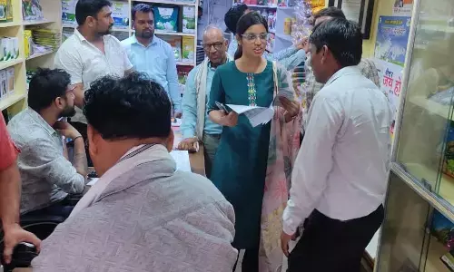 खाद बीज की दुकान पहुंची राजस्व और कृषि विभाग की टीम, किया औपचारिक निरीक्षण