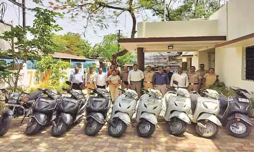 चोरी का वाहन लेकर घूम रहे युवक को पुलिस ने 9 वाहनों के साथ किया गिरफ्तार