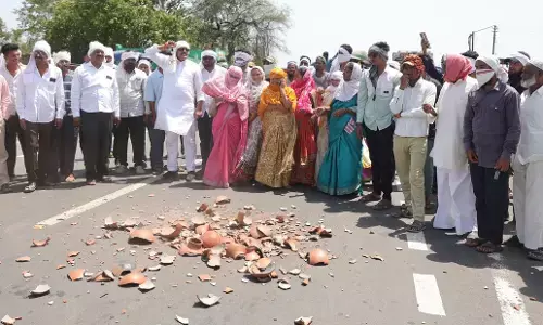अमरावती में पानी के लिए हा-हाकार, चक्काजाम में महिलाओं ने सड़क पर मटके फोड़े अमरावती में पानी के लिए हा-हाकार, चक्काजाम में महिलाओं ने सड़क पर मटके फोड़े