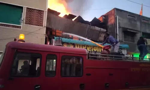 अमरावती के पारसनाथ हैंडलूम में भीषण आग से सामग्री हुई खाक, फायर ब्रिगेड की मदद से पाया काबू अमरावती के पारसनाथ हैंडलूम में भीषण आग से सामग्री हुई खाक, फायर ब्रिगेड की मदद से पाया काबू