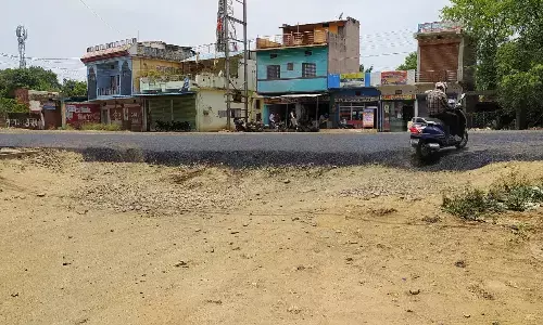 एप्रोच सडक़ों से ढाई फिट ऊंची मॉडल रोड पर जाना हुआ खतरनाक, बढ़ी हादसों की आशंका एप्रोच सडक़ों से ढाई फिट ऊंची मॉडल रोड पर जाना हुआ खतरनाक, बढ़ी हादसों की आशंका