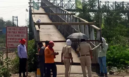 रेल अधिकारी ने बंद करवायी असुरक्षित पुल से आवाजाही, खतरा टालने उठाए कदम रेल अधिकारी ने बंद करवायी असुरक्षित पुल से आवाजाही, खतरा टालने उठाए कदम