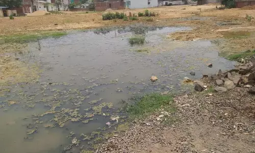 होटल व ट्रेक्टर एजेंसी से निकल रहे गंदे पानी की बदबू से वार्डवासी परेशान