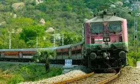 रेलवे में यात्रियों की सुरक्षा पर सवाल , साल-दर-साल बढ़ रहे आपराधिक मामले