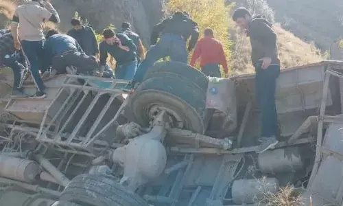 जम्मू-कश्मीर के रियासी जिले में बस खाई में गिरी, 21 तीर्थयात्रियों की मौत, 30 घायल