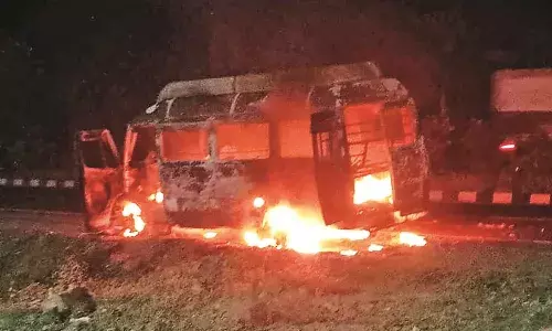 शेगांव से लौट रहे श्रद्धालुओं की बस जलकर खाक, बाल-बाल बचे 17 श्रद्धालु