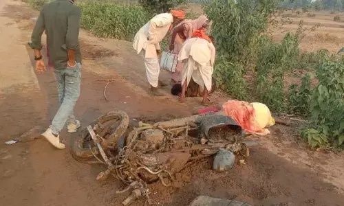 रेत लेने जा रहे हाइवा ने बाइक को मारी ठोकर, युवक की मौत, बहन गंभीर, बहन का इलाज कराने जा रहा था युवक, आक्रोशित लोगों ने लगाया जाम रेत लेने जा रहे हाइवा ने बाइक को मारी ठोकर, युवक की मौत, बहन गंभीर, बहन का इलाज कराने जा रहा था युवक, आक्रोशित लोगों ने लगाया जाम
