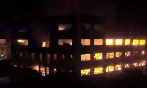 मानेसर के कपड़ा फैक्ट्री में लगी भयंकर आग, तीनों फ्लोर में फैली लपटें, लाखों का सामान जलकर राख