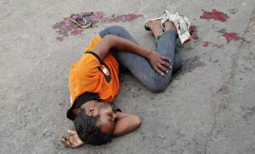 घायल सडक़ पर पड़ा रहा, मदद करने की बजाए वीडियो बनाते रहे लोग