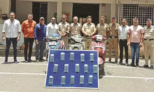मोबाइल छीनने वाले 3 आरोपियों को पुलिस ने दबोचा, 15 मोबाइल व 2 दुपहिया बरामद मोबाइल छीनने वाले 3 आरोपियों को पुलिस ने दबोचा, 15 मोबाइल व 2 दुपहिया बरामद