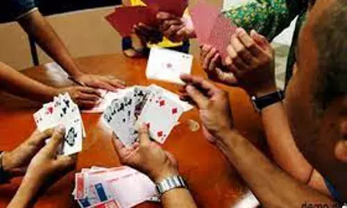 गिट्‌टी खदान में चल रहा था जुआ अड्‌डा, पुलिस ने छापा मारकर आरोपियोंं को पकड़ा
