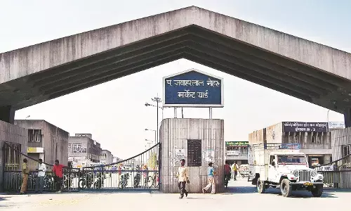 मतगणना के चलते तीन दिन बंद रहेगी कलमना मंडी, करोड़ों का कारोबार होगा प्रभावित मतगणना के चलते तीन दिन बंद रहेगी कलमना मंडी, करोड़ों का कारोबार होगा प्रभावित