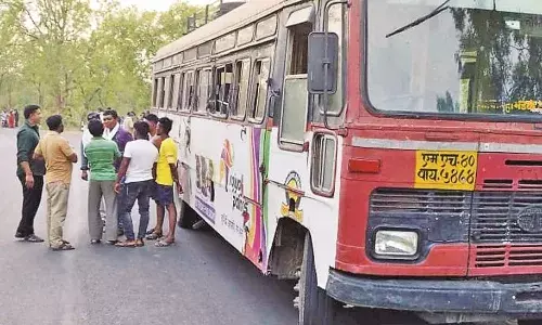 सिलेंडर से भरा ट्रक बस से टकराया, बाल-बाल बचे यात्री, ग्राम रनेरा की घटना