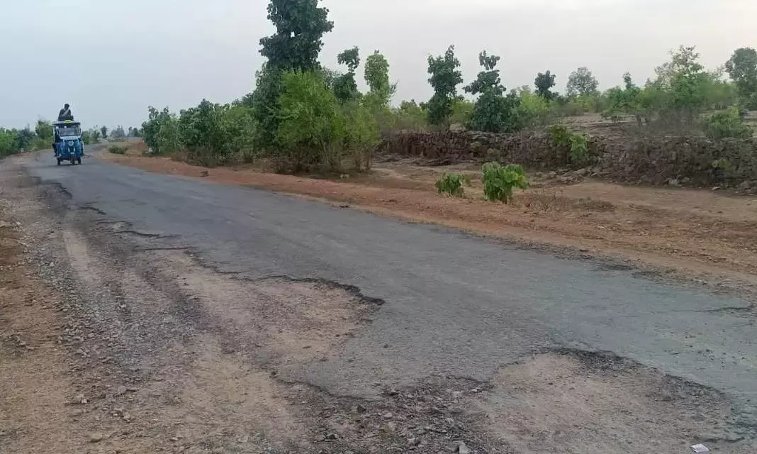 क्षतिग्रस्त सड़क के मरम्मत के कार्य में लीपापोती किए जाने के लगे आरोप