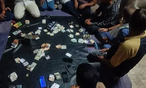 रईस खान की दुकान के पीछे जमे जुआफड़ पर दबिश, ढाई लाख नकद जब्त रईस खान की दुकान के पीछे जमे जुआफड़ पर दबिश, ढाई लाख नकद जब्त