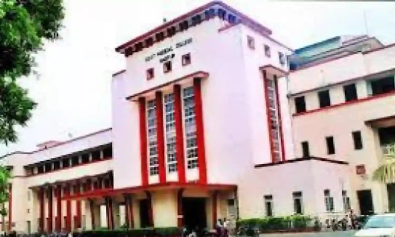मेडिकल अस्पताल में अजीब हुुकुमशाही - आधार कार्ड जमा करो, फिर स्ट्रेचर ले जाओ