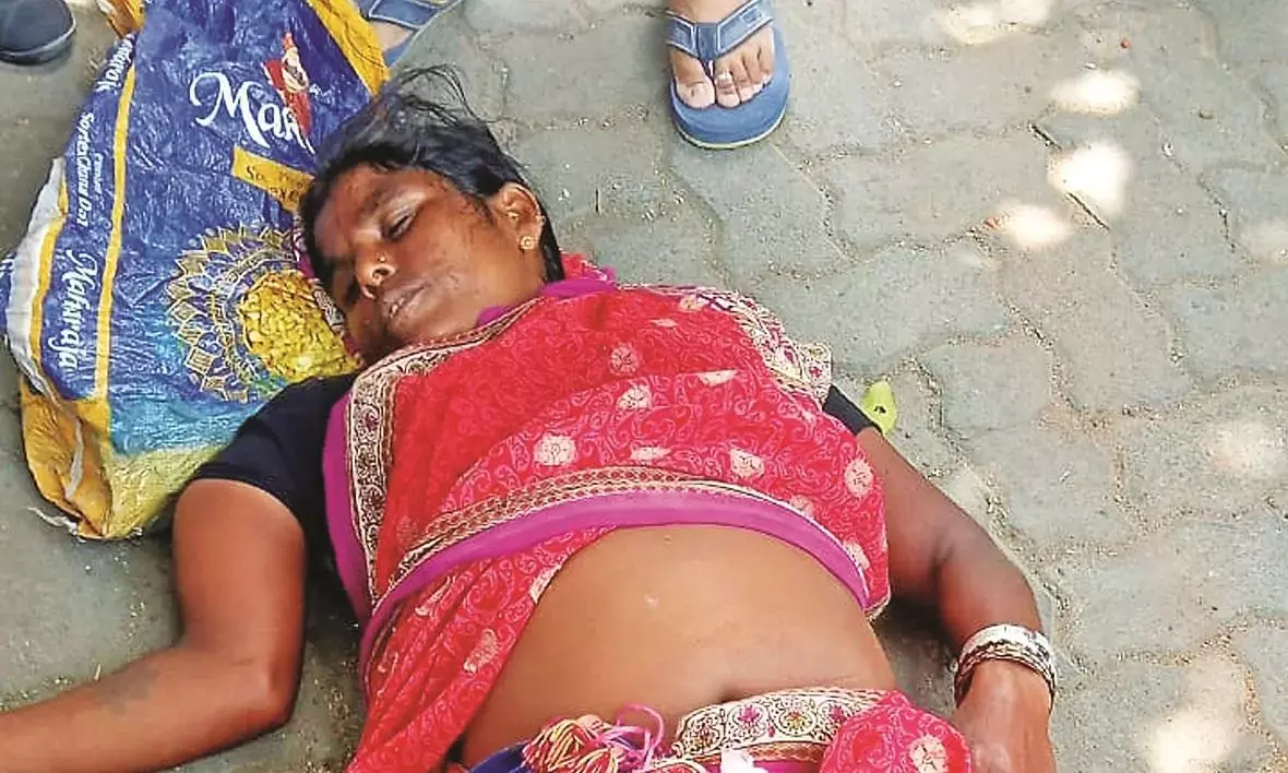 बेकाबू कार का कोहराम, फल विक्रेता महिला को कुचला, कार के नीचे से बाहर निकाला