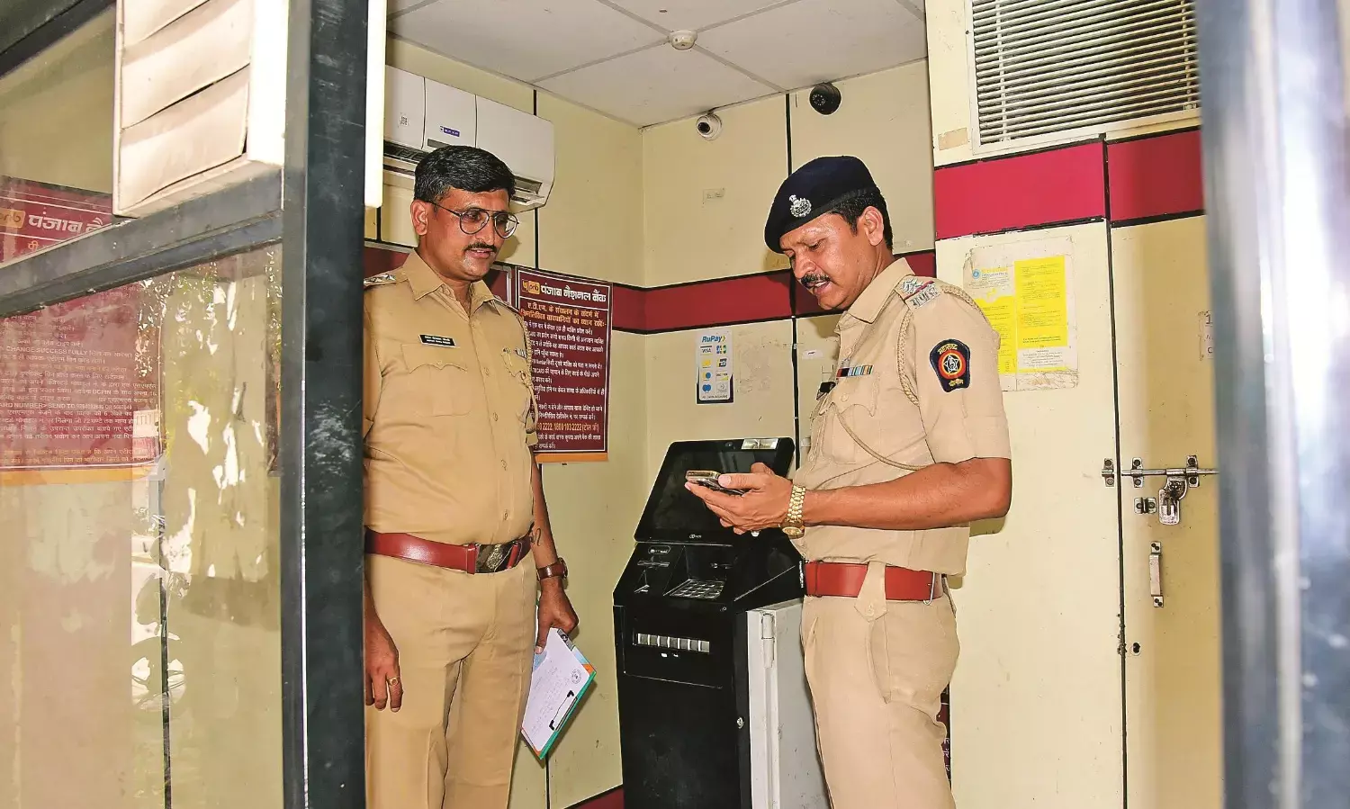 एटीएम में पट्टी फंसाकर रुपए चुराने वाला पकड़ाया, आवडे बाबू चौक का मामला