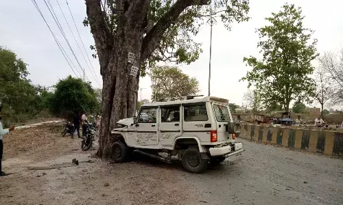बाइक सवार को बचाने में पेड़ से भिड़ी पुलिस जीप, आरक्षक मृत, चौकी प्रभारी समेत 3 गंभीर