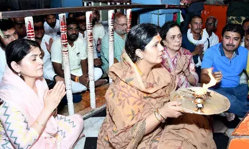 लोकसभा प्रत्याशी पंकजा मुंडे ने माहुर किले में श्री रेणुका माता के दर्शन किए