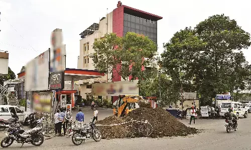 झुलसाने वाली गर्मी में 15 घंटे बिजली गुल, लोड बढ़ने से जल गया भूमिगत केबल