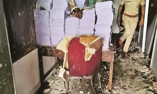 पुलिस कंट्रोल रूम में लगी भयानक आग, लाखों के सामान के नुकसान का अंदेशा