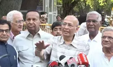 वोटों की गिनती से पहले चुनाव आयोग पहुंचा विपक्ष, ईवीएम से पहले जारी हो पोस्टल बैलेट का परिणाम, रखीं पांच मांगें