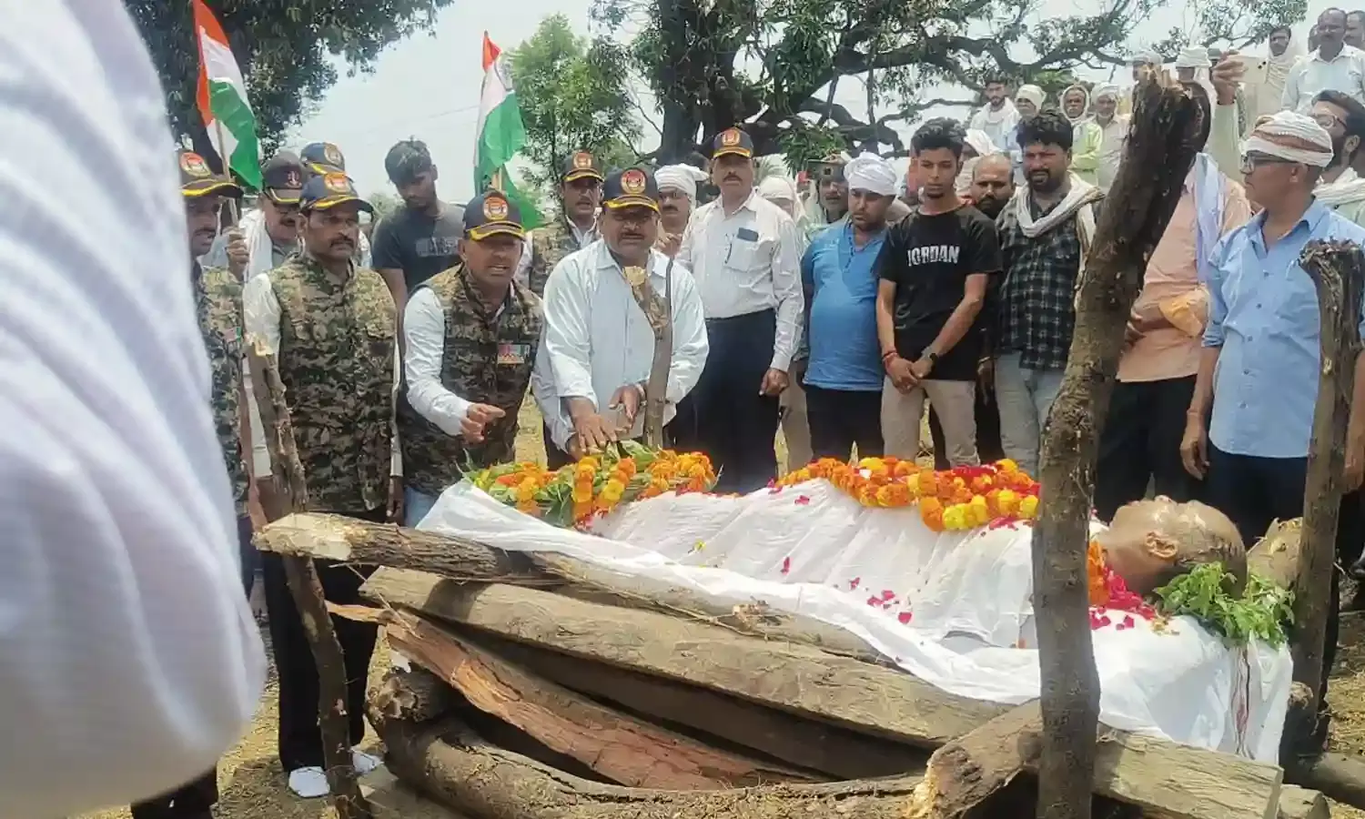 पुलिस आरक्षक को राजकीय सम्मान के साथ अंतिम विदाई