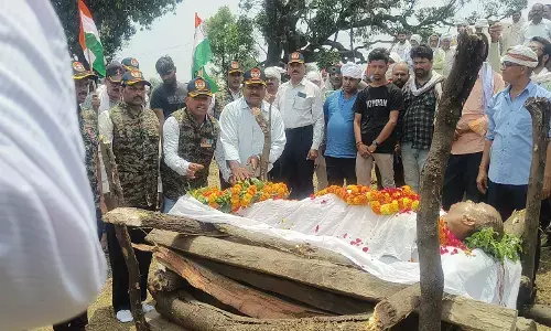 पुलिस आरक्षक को राजकीय सम्मान के साथ अंतिम विदाई पुलिस आरक्षक को राजकीय सम्मान के साथ अंतिम विदाई