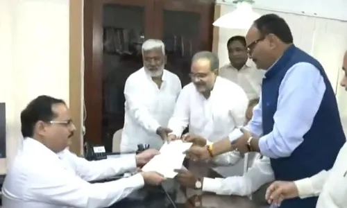 मतगणना के बीच हुड़दंग मचा सकती है सपा ..!, भाजपा प्रतिनिधिमंडल के सदस्यों ने चुनाव आयोग जाकर दर्ज की शिकायत मतगणना के बीच हुड़दंग मचा सकती है सपा ..!, भाजपा प्रतिनिधिमंडल के सदस्यों ने चुनाव आयोग जाकर दर्ज की शिकायत