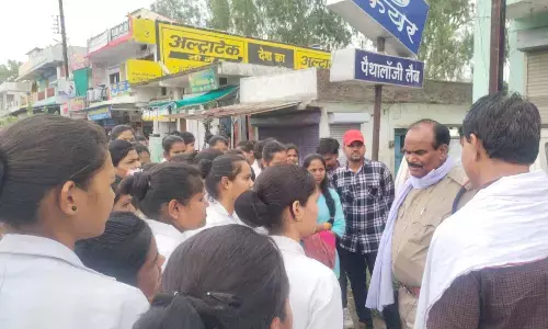 रिजल्ट में देरी, स्कॉलरशिप नहीं मिलने और कॉलेज प्रबंधन की मनमानी से त्रस्त होकर,नर्सिंग कॉलेज की छात्राओं ने किया सड़क पर आंदोलन