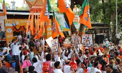 भाजपा मुख्यालय में दिखा कम सीटें मिलने का तनाव, माथे पर दिखी चिंता की लकीरें