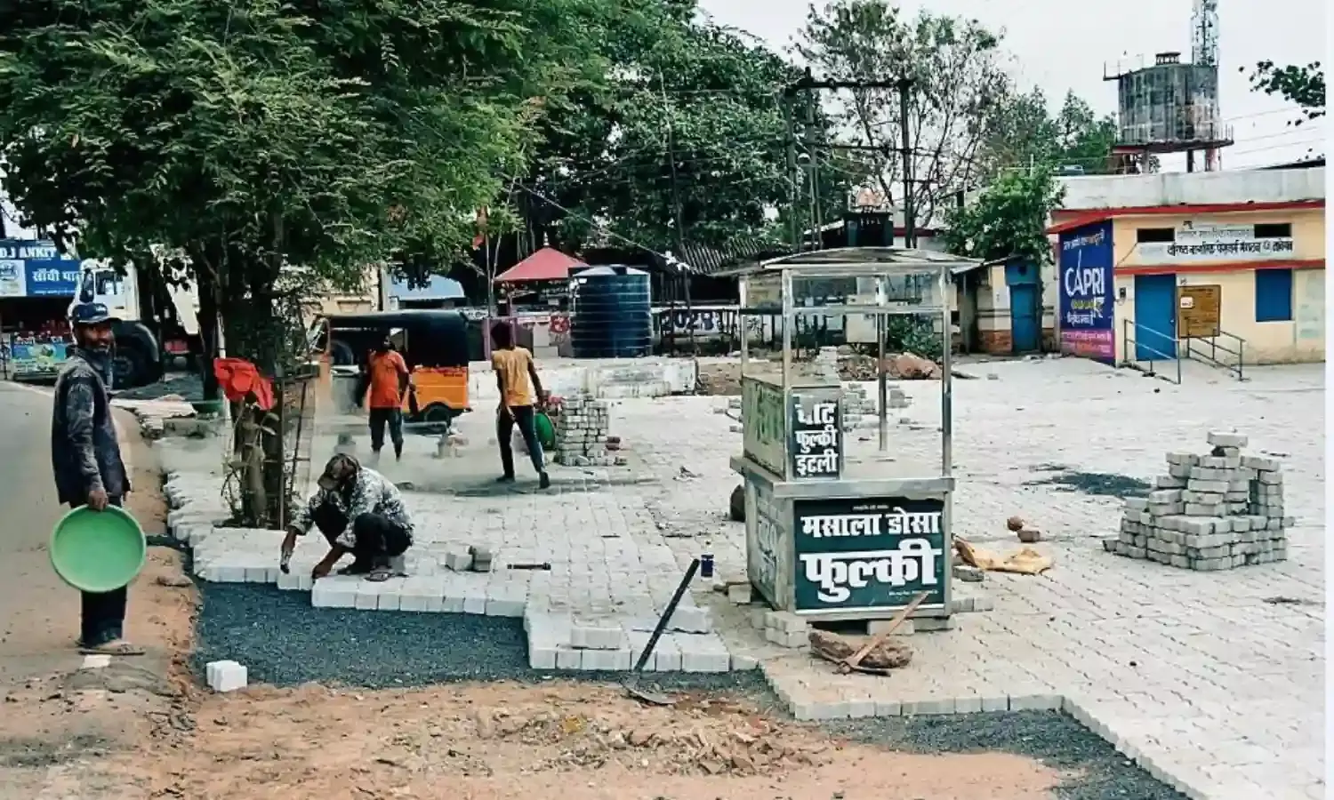 अतिक्रमण हटाए बिना लगा रहे पेवर ब्लॉक