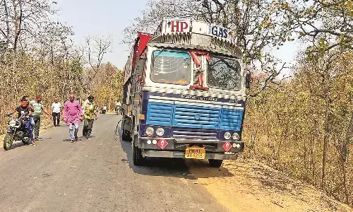 गैस सिलेंडर से लदे ट्रक का अब तक कोई सुराग नहीं, 500 सिलेंडर कर दिए पार