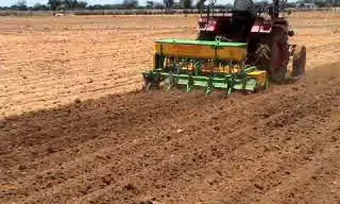 खेतों में बैलों की जगह ले ली ट्रैक्टर ने , किसानों को नहीं मिल रहे मजदूर