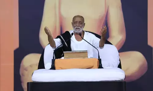 मोरारी बापू महर्षि वाल्मीकि की रामायण और गोस्वामी तुलसीदास की रामचरित मानस को एक साथ लाए