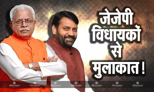 सरकार बचाने की कवायद तेज! सीएम सैनी और खट्टर ने चंडीगढ़ में दो जेजेपी विधायकों से की मुलाकात सरकार बचाने की कवायद तेज! सीएम सैनी और खट्टर ने चंडीगढ़ में दो जेजेपी विधायकों से की मुलाकात