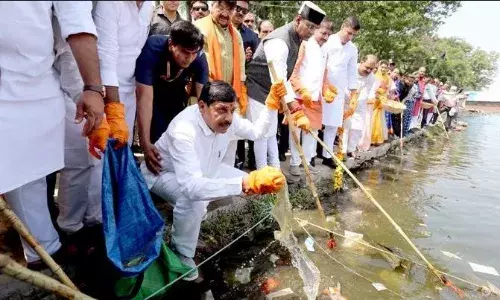 मुख्यमंत्री ने सांसद-विधायकों के साथ किया श्रमदान, बोले - जल-स्त्रोतों के आस-पास वृक्षारोपण को प्रोत्साहित किया जाए