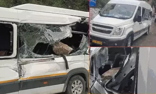 चारधाम यात्रा पर आए 2 विदेशी श्रद्धालुओं की मौत, गाड़ी पर पहाड़ी से गिरा पत्थर
