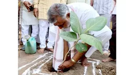 जल-गंगा संवर्धन अभियान के दूसरे दिन मंत्री प्रहलाद सिंह ने किया पौध-रोपण, स्त्रोतों के जल संरक्षण एवं पुनर्जीवन के लिए एकजुट होने की कही बात जल-गंगा संवर्धन अभियान के दूसरे दिन मंत्री प्रहलाद सिंह ने किया पौध-रोपण, स्त्रोतों के जल संरक्षण एवं पुनर्जीवन के लिए एकजुट होने की कही बात