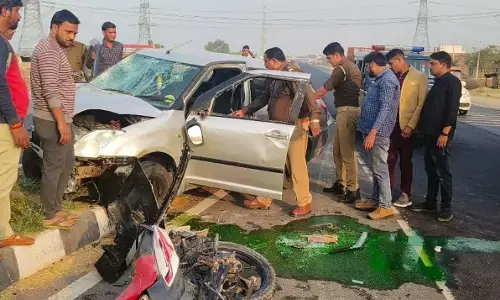 सालीवाड़ा गांव के पास हुआ भीषण सड़क हादसा, बाइक को टक्कर मारकर पलटी कार