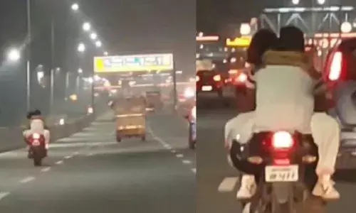 सोशल मीडिया पर वायरल हो रहा डेंजरस प्रेमियों का वीडियो, चलती बाइक पर रोमांस के सामने मौत का खौफ हुआ बेअसर