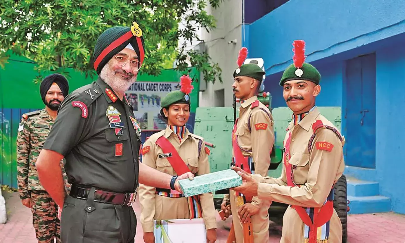 महानिदेशक ले. जनरल ने बढ़ाया कैडेट्स का उत्साह, एनसीसी ग्रुप का किया दौरा