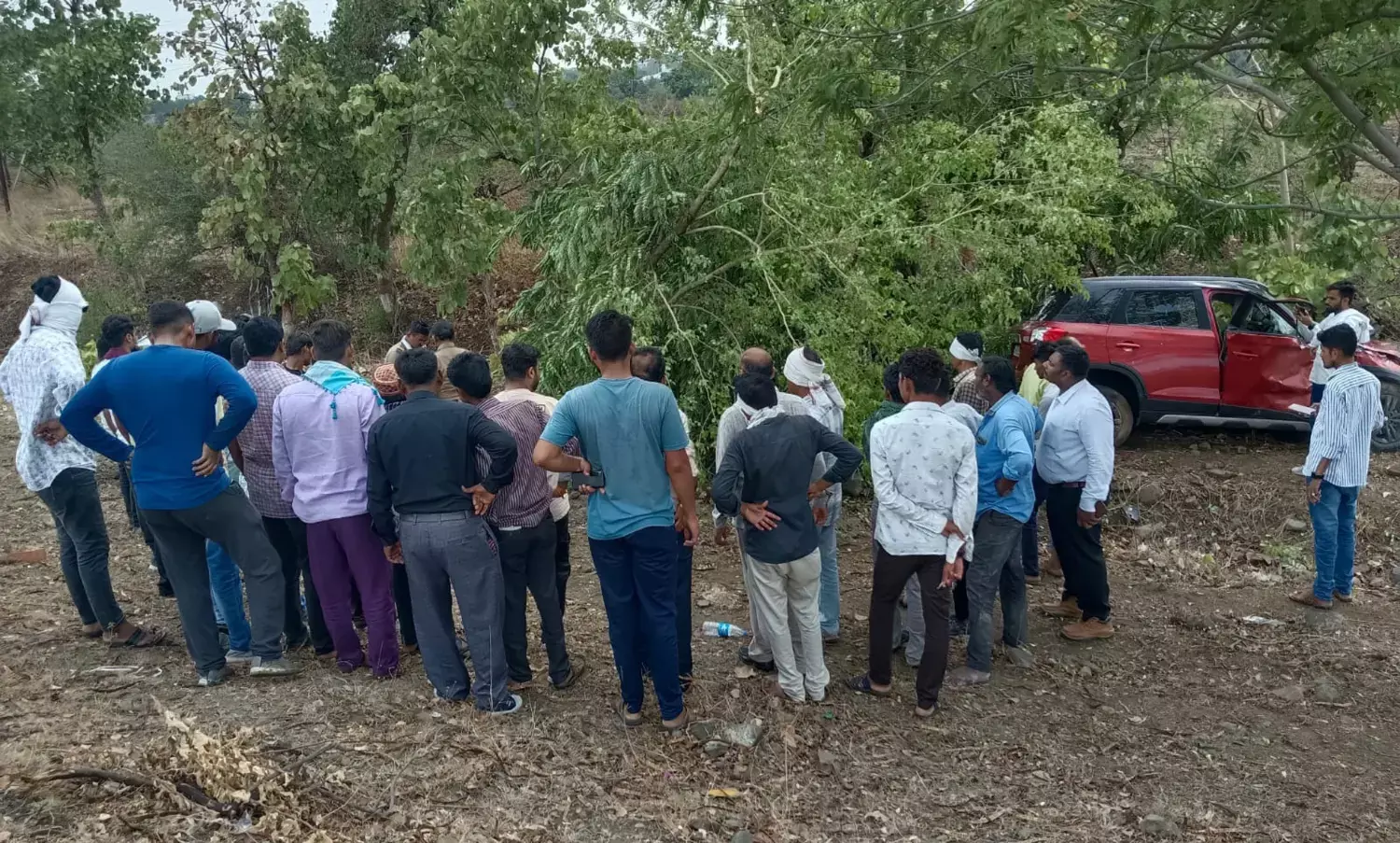 बारिश से बचने के लिए पेड़ के नीचे खड़े थे मां और बेटा, कार ने मारी टक्कर, मां की मौत