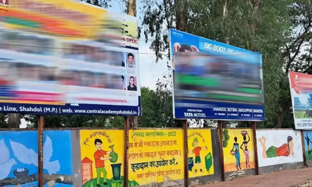 सडक़ व फुटपाथ से 3 मीटर की दूरी और एक तरफ 50 मीटर की दूरी का पालन नहीं होने पर कार्रवाई