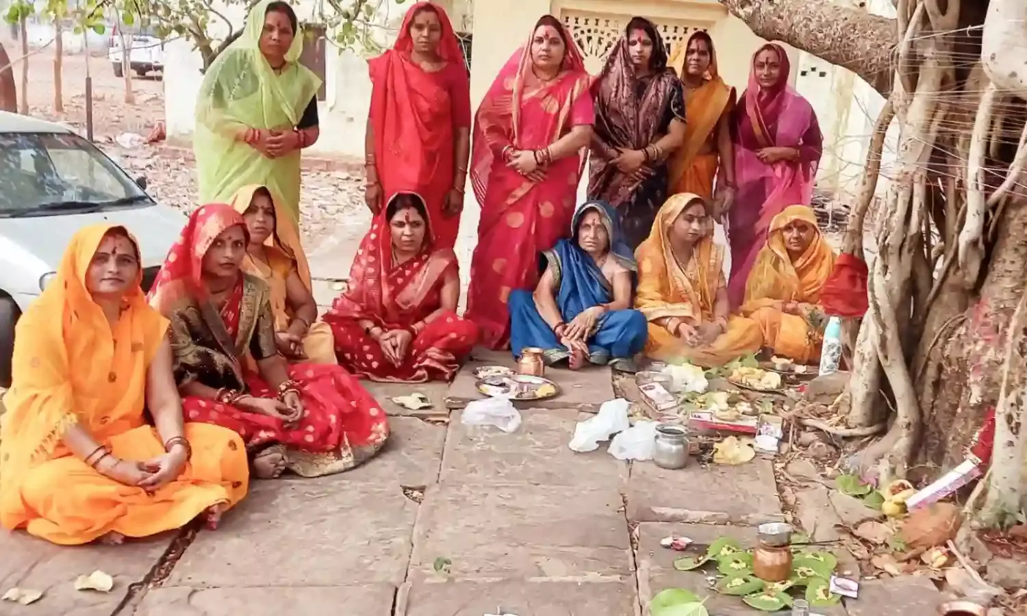 वट सवित्री व्रत पर महिलाओं ने की पूजा, पारंपरिक वेशभूषा में सज-धजकर सुबह से ही वट वृक्ष के नीचे बैठकर की कथा