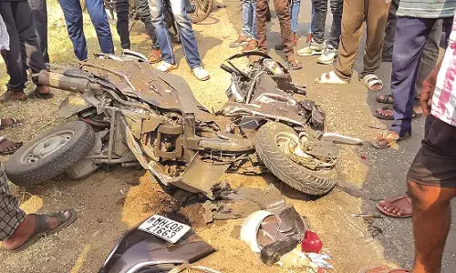भंडारा में टिप्पर ने दोपहिया को उड़ाया, युवक ने छलांग लगाकर बचाई जान भंडारा में टिप्पर ने दोपहिया को उड़ाया, युवक ने छलांग लगाकर बचाई जान